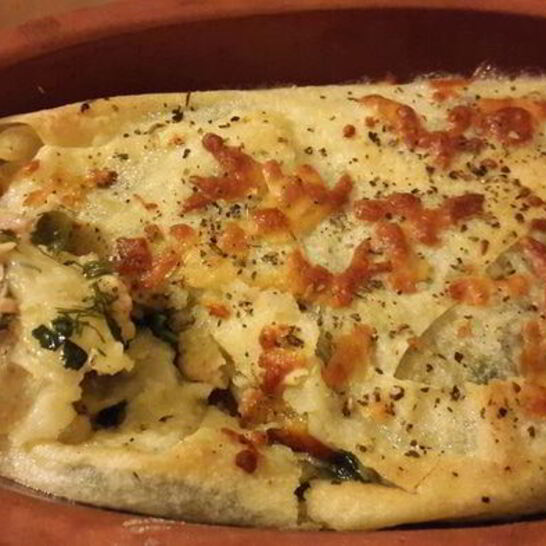 Рецепт лаваш с тунцом и шпинатом, запеченный в глиняной тарелке