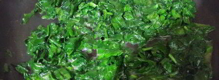 лаваш с тунцом и шпинатом, запеченный в глиняной тарелке. Шаг 2