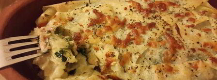 лаваш с тунцом и шпинатом, запеченный в глиняной тарелке. Шаг 11