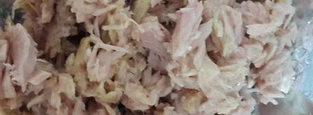 лаваш с тунцом и шпинатом, запеченный в глиняной тарелке. Шаг 5