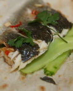 Пряный сибас в лаваше с огурцом и зеленью