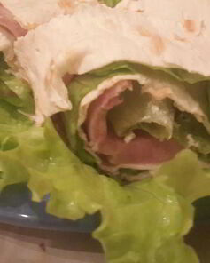 Рулет с ветчиной и сыром в лаваше