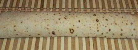 рулетики из лаваша с крабовыми палочками. Шаг 3