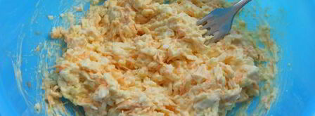 рулетики из лаваша с сыром, яйцами и морковью. Шаг 3