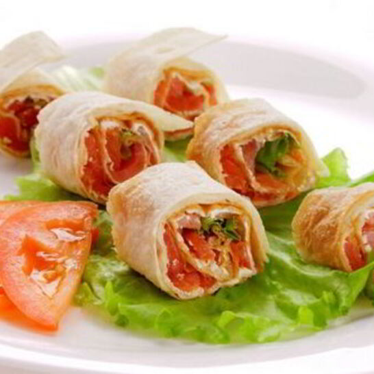 Рецепт рулетики из тонкого лаваша со слабосоленой семгой