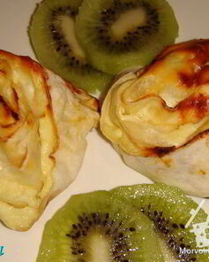 Запеченные завитки из лаваша с творогом