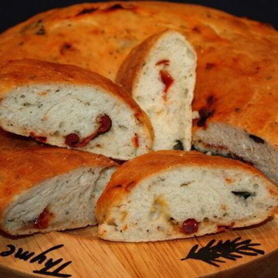 Рецепт фокачча с маслинами, вялеными помидорами и зеленью