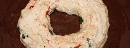 фокачча с маслинами, вялеными помидорами и зеленью. Шаг 2