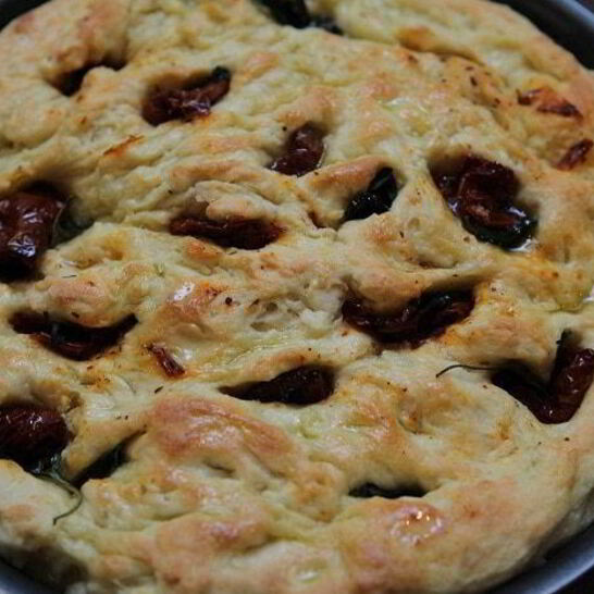 Рецепт фокачча с вялеными помидорами и базиликом