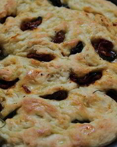 Фокачча с вялеными помидорами и базиликом