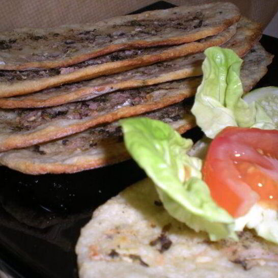 Рецепт лепешки с пармезаном, мятой и песто из молодого лука