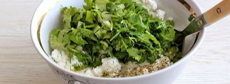 лепешки с творогом и зеленью на сковороде. Шаг 8