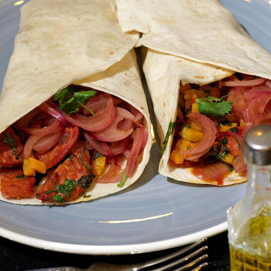 Рецепт лепешки с тыквой, острой колбасой и маринованным луком