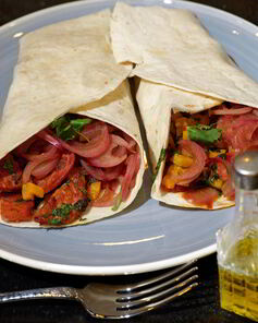 Лепешки с тыквой, острой колбасой и маринованным луком