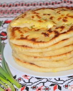 Лепешки с зеленым луком и моцареллой