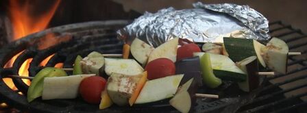 пита с сыром сулугуни и травами и овощные шашлычки. Шаг 2