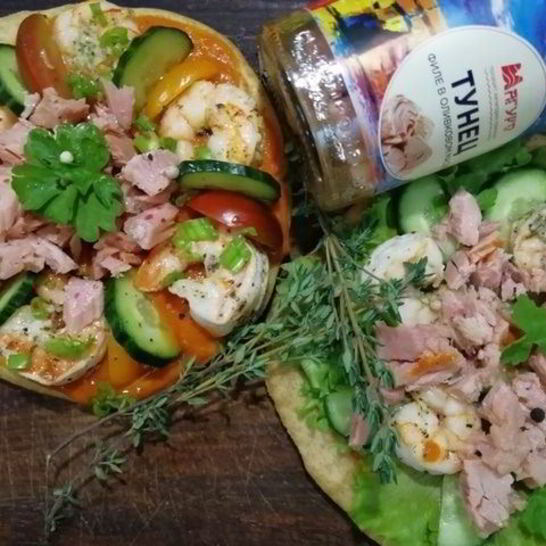 Рецепт цельнозерновая лепешка с тунцом, креветками и перечным соусом