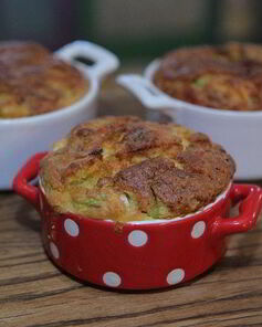 Маффины с кабачком, фетой и зеленым луком