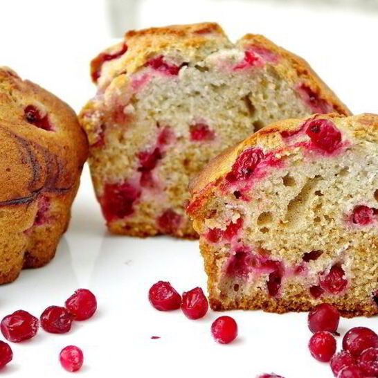 Рецепт маффины с малиновым сиропом и красной смородиной