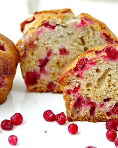 Маффины с малиновым сиропом и красной смородиной