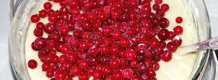 маффины с малиновым сиропом и красной смородиной. Шаг 4