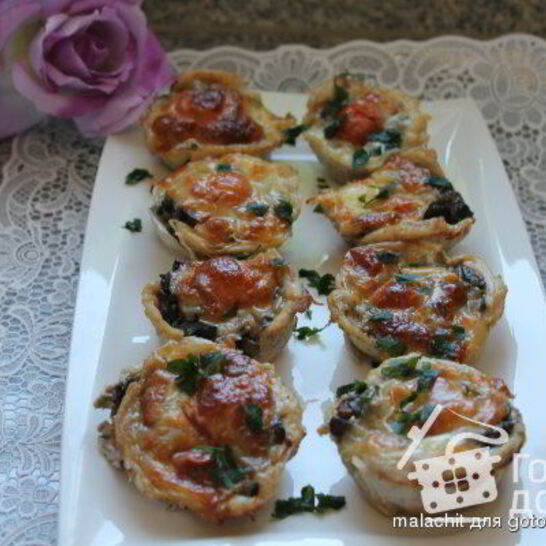 Рецепт мясные маффины из куриного филе, грибов и сыра моцарелла