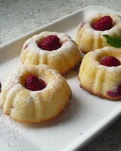 Нежные манные маффины с малиной