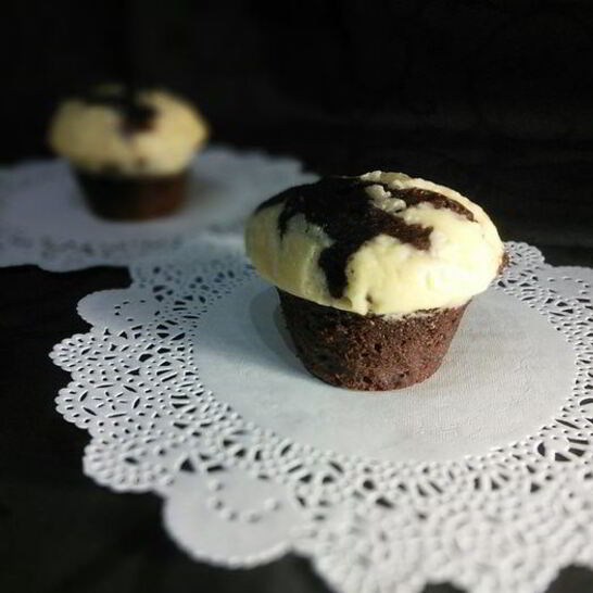 Рецепт шоколадные маффины под сливочной шапочкой