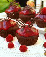 Шоколадные маффины с малиной