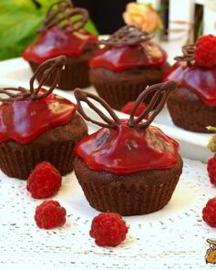 Шоколадные маффины с малиной