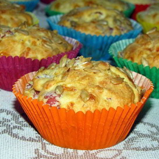 Рецепт сырные маффины с копченым мясом и семечками