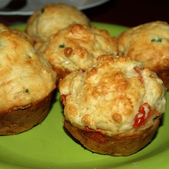 Рецепт сырные маффины с помидорами и зеленым луком