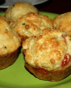 Сырные маффины с помидорами и зеленым луком