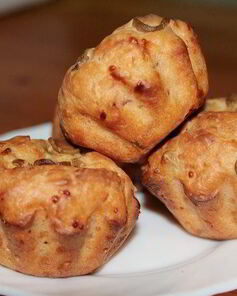 Закусочные маффины с оливками и сулугуни