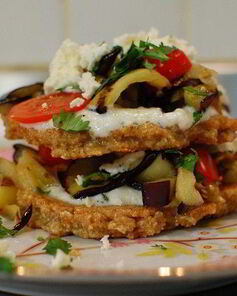 Башенка из овсяных оладий, баклажана и феты