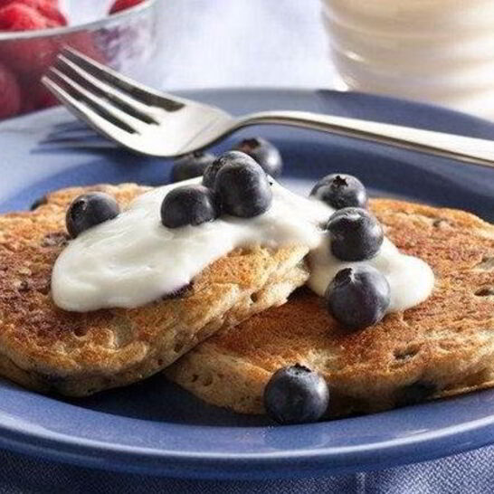 Рецепт диетические оладьи из хлопьев и черники