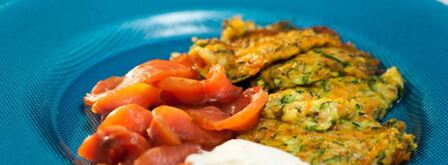 оладьи из тыквы и цукини с форелью. Шаг 4