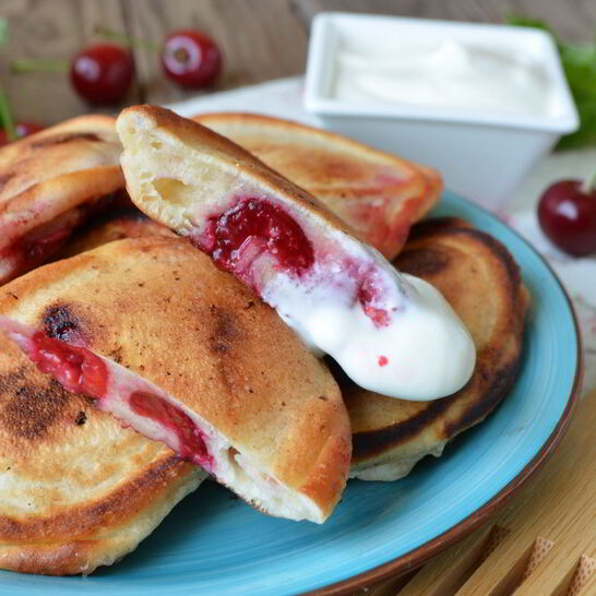 Рецепт оладьи с вишней на кефире