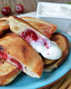 Оладьи с вишней на кефире