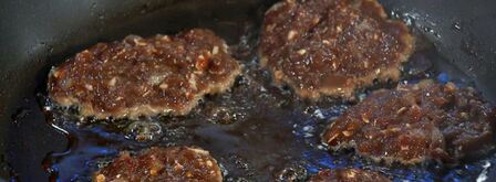 печеночные оладьи с пюре и грибным соусом. Шаг 6