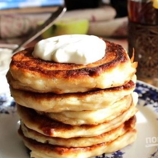 Пышные оладьи на кефире с яблоками