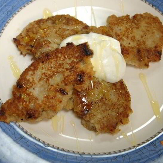 Рецепт яблочные оладушки с грецкими орехами и изюмом