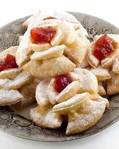 Фигурное печенье из слоеного теста с клубничным джемом