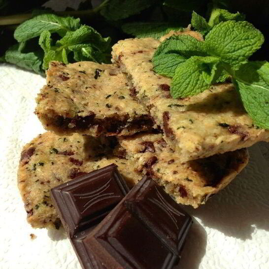 Рецепт песочное печенье с горьким шоколадом, пармезаном и мятой