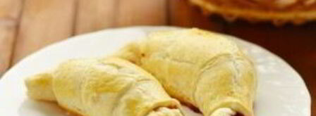 рогалики из слоеного теста с джемом. Шаг 4