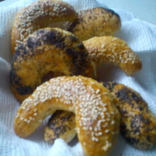 Рецепт рогалики с маком и кунжутом