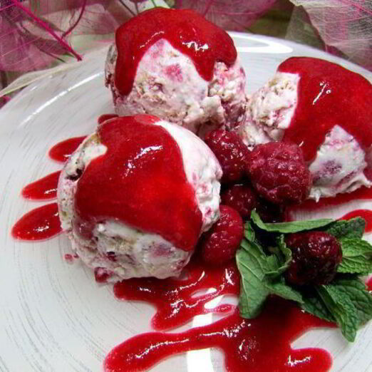 Семифредо из рикотты с малиной и миндальным печеньем