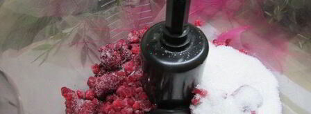 семифредо из рикотты с малиной и миндальным печеньем. Шаг 7