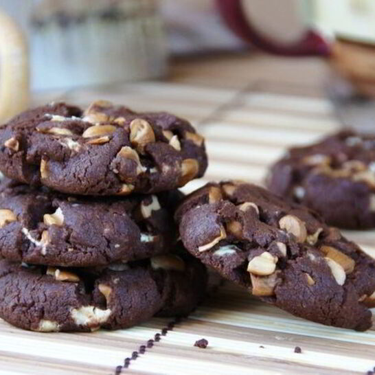 Рецепт шоколадное печенье с орехами кешью и белыми каплями