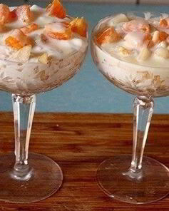 Слоеный фруктовый десерт с пломбиром и печеньем